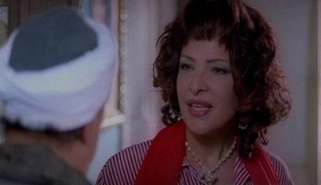 Hanan El Taweel as El Sett Korea in Askar fi El Moaskar (2003)